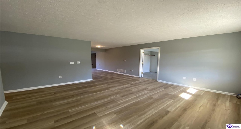 Kings Way, Elizabethtown, Kentucky 42701, ,2 BathroomsBathrooms,For Sale,Kings Way,HK24004025