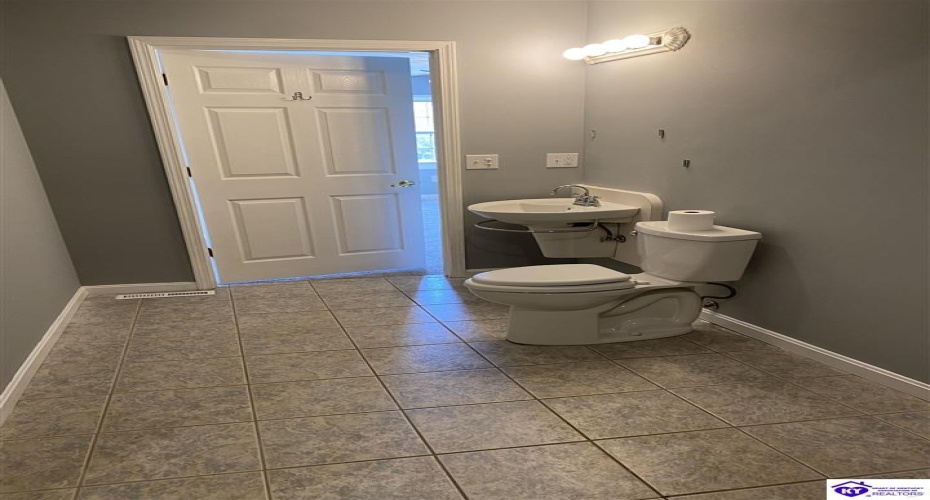 Kings Way, Elizabethtown, Kentucky 42701, ,2 BathroomsBathrooms,For Sale,Kings Way,HK24004025