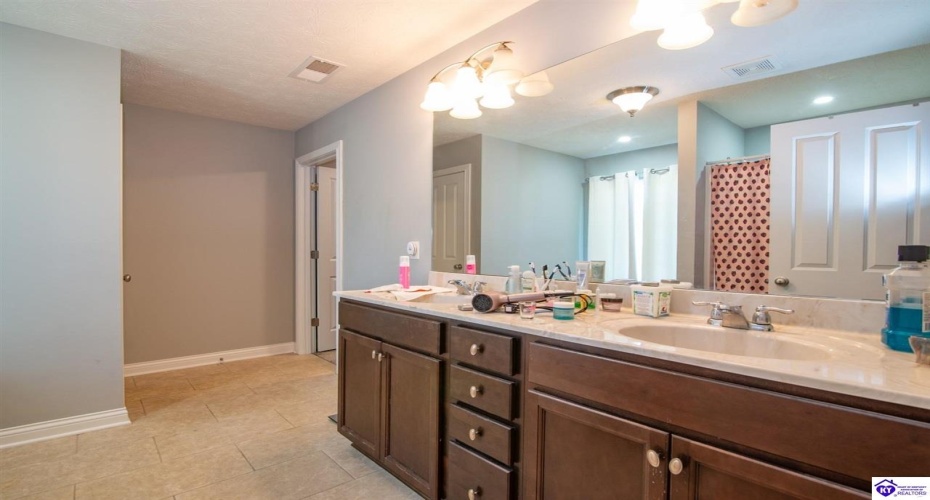 Fox Ridge Road, Radcliff, Kentucky 40160, ,3 BathroomsBathrooms,For Sale,Fox Ridge Road,HK24004041