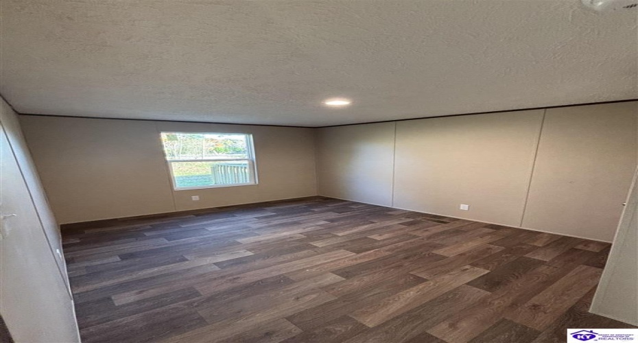 Jennings Knob Road, Vine Grove, Kentucky 40175, ,2 BathroomsBathrooms,For Sale,Jennings Knob Road,HK24004042