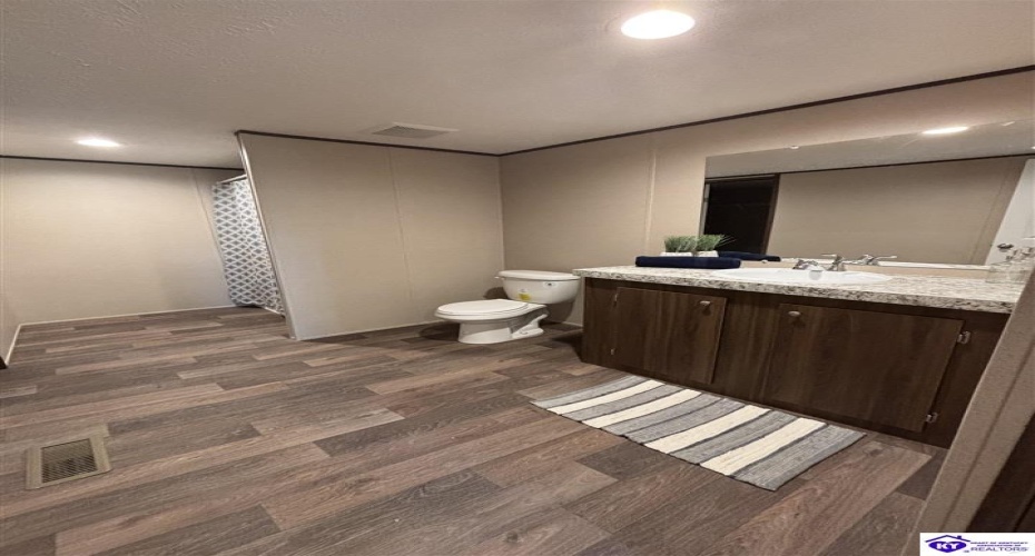 Jennings Knob Road, Vine Grove, Kentucky 40175, ,2 BathroomsBathrooms,For Sale,Jennings Knob Road,HK24004042