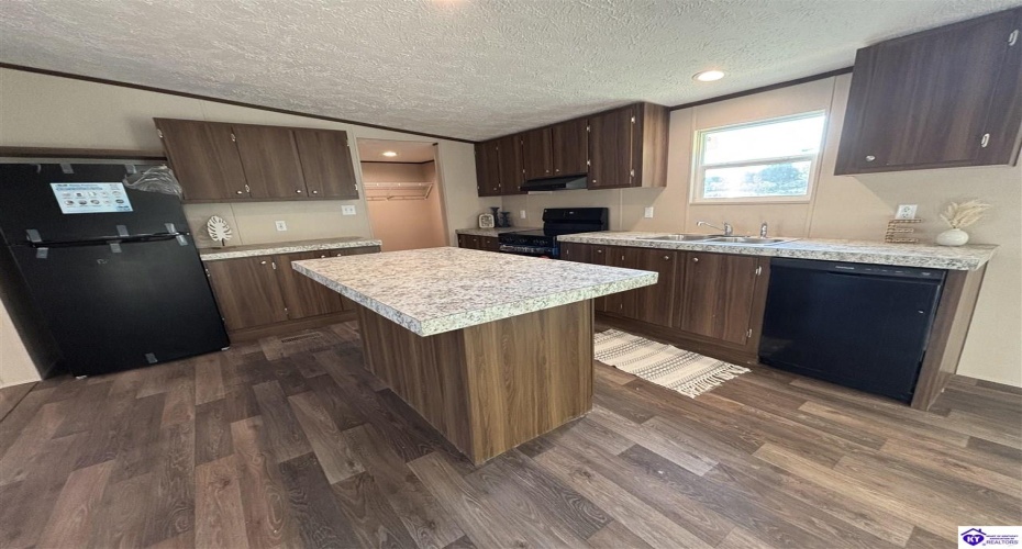 Jennings Knob Road, Vine Grove, Kentucky 40175, ,2 BathroomsBathrooms,For Sale,Jennings Knob Road,HK24004042