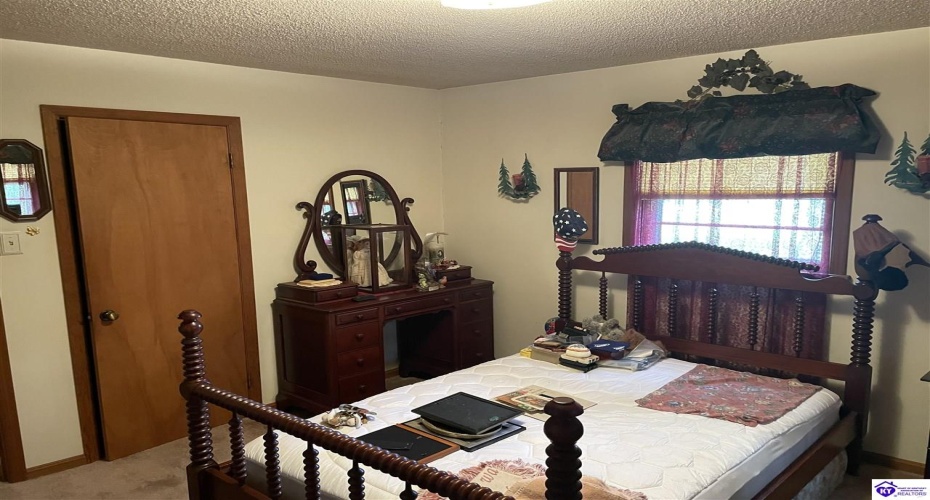 Battle Training Road, Elizabethtown, Kentucky 42701-6110, ,2 BathroomsBathrooms,For Sale,Battle Training Road,HK24004057