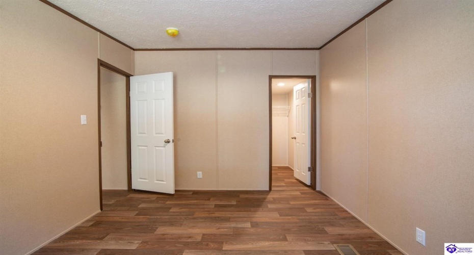 Dixie Highway, Upton, Kentucky 42784, ,2 BathroomsBathrooms,For Sale,Dixie Highway,HK24004061