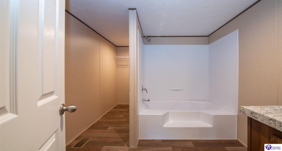 Dixie Highway, Upton, Kentucky 42784, ,2 BathroomsBathrooms,For Sale,Dixie Highway,HK24004061