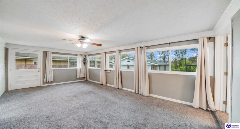 Dell Brooke Ave, Louisville, Kentucky 40220, ,3 BathroomsBathrooms,For Sale,Dell Brooke Ave,HK24004069