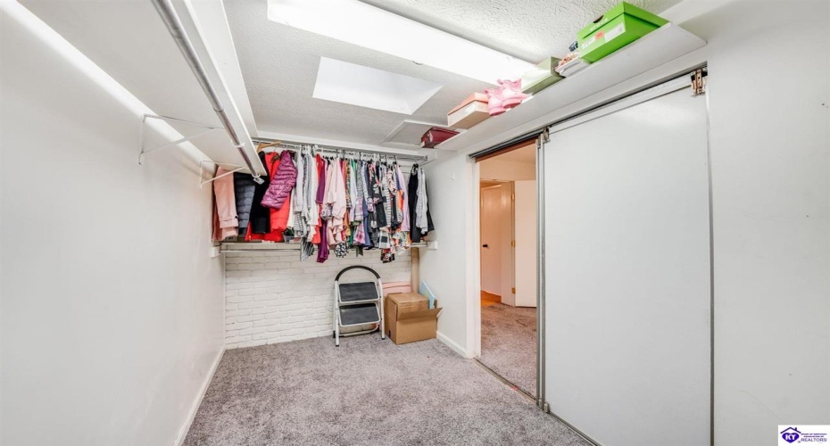 Dell Brooke Ave, Louisville, Kentucky 40220, ,3 BathroomsBathrooms,For Sale,Dell Brooke Ave,HK24004069