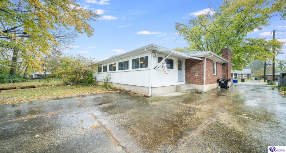 Dell Brooke Ave, Louisville, Kentucky 40220, ,3 BathroomsBathrooms,For Sale,Dell Brooke Ave,HK24004069