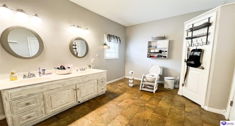 Leitchfield Loop Road, Cecilia, Kentucky 42724, ,3 BathroomsBathrooms,For Sale,Leitchfield Loop Road,HK24004071