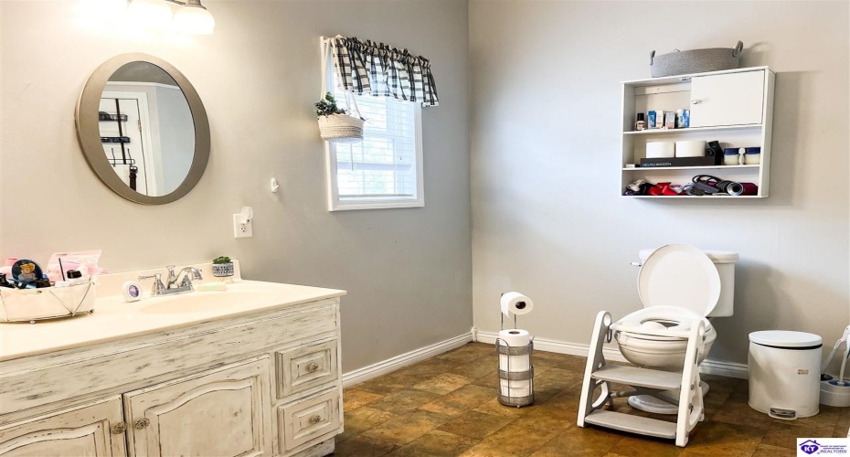 Leitchfield Loop Road, Cecilia, Kentucky 42724, ,3 BathroomsBathrooms,For Sale,Leitchfield Loop Road,HK24004071