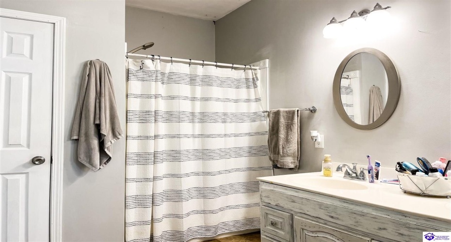 Leitchfield Loop Road, Cecilia, Kentucky 42724, ,3 BathroomsBathrooms,For Sale,Leitchfield Loop Road,HK24004071