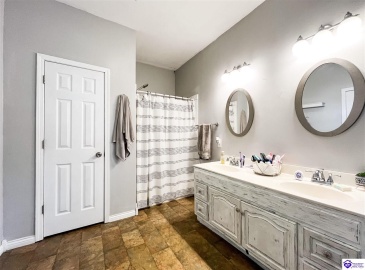 Leitchfield Loop Road, Cecilia, Kentucky 42724, ,3 BathroomsBathrooms,For Sale,Leitchfield Loop Road,HK24004071