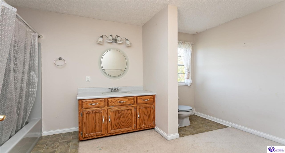 Clubhouse Lane, Glasgow, Kentucky 42141, ,2 BathroomsBathrooms,For Sale,Clubhouse Lane,HK24004075