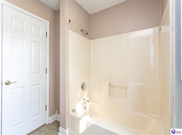Clubhouse Lane, Glasgow, Kentucky 42141, ,2 BathroomsBathrooms,For Sale,Clubhouse Lane,HK24004075