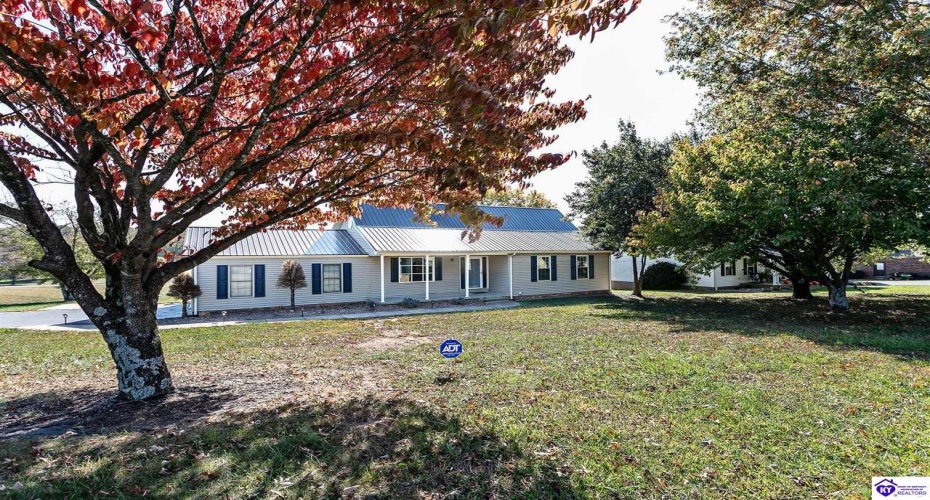 Clubhouse Lane, Glasgow, Kentucky 42141, ,2 BathroomsBathrooms,For Sale,Clubhouse Lane,HK24004075