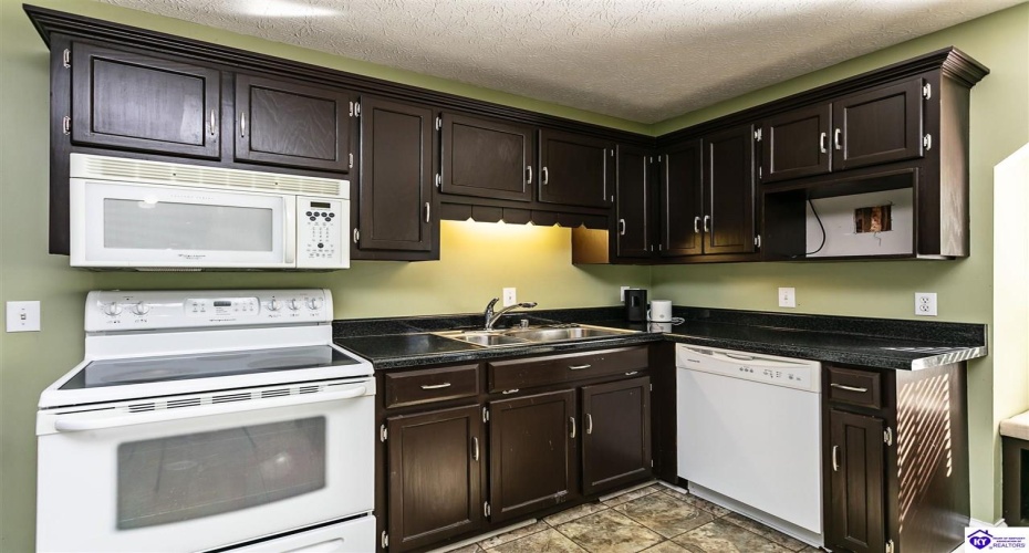 Clubhouse Lane, Glasgow, Kentucky 42141, ,2 BathroomsBathrooms,For Sale,Clubhouse Lane,HK24004075