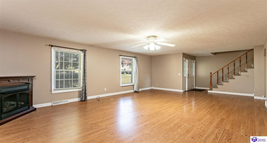 Clubhouse Lane, Glasgow, Kentucky 42141, ,2 BathroomsBathrooms,For Sale,Clubhouse Lane,HK24004075