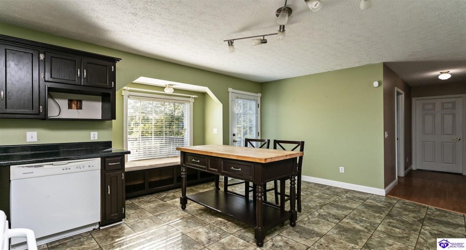 Clubhouse Lane, Glasgow, Kentucky 42141, ,2 BathroomsBathrooms,For Sale,Clubhouse Lane,HK24004075