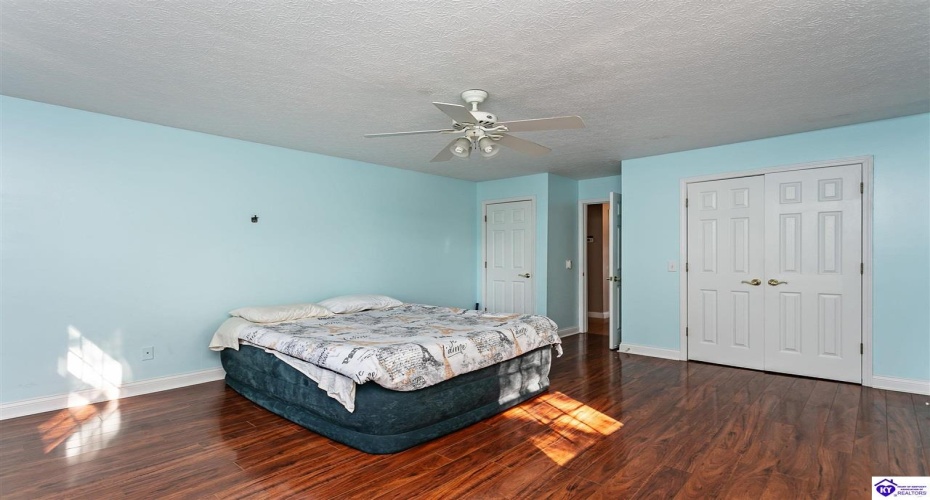 Clubhouse Lane, Glasgow, Kentucky 42141, ,2 BathroomsBathrooms,For Sale,Clubhouse Lane,HK24004075