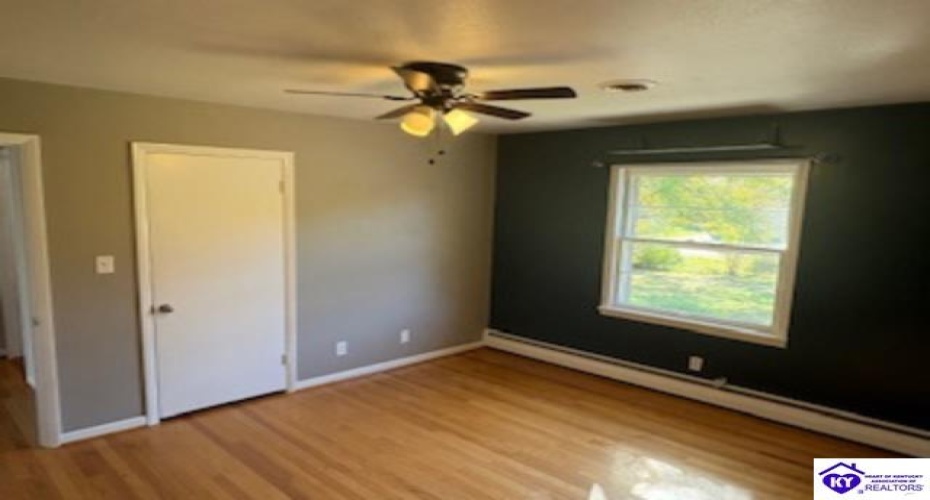 Commanche Drive, Elizabethtown, Kentucky 42701, ,2 BathroomsBathrooms,For Sale,Commanche Drive,HK24004105