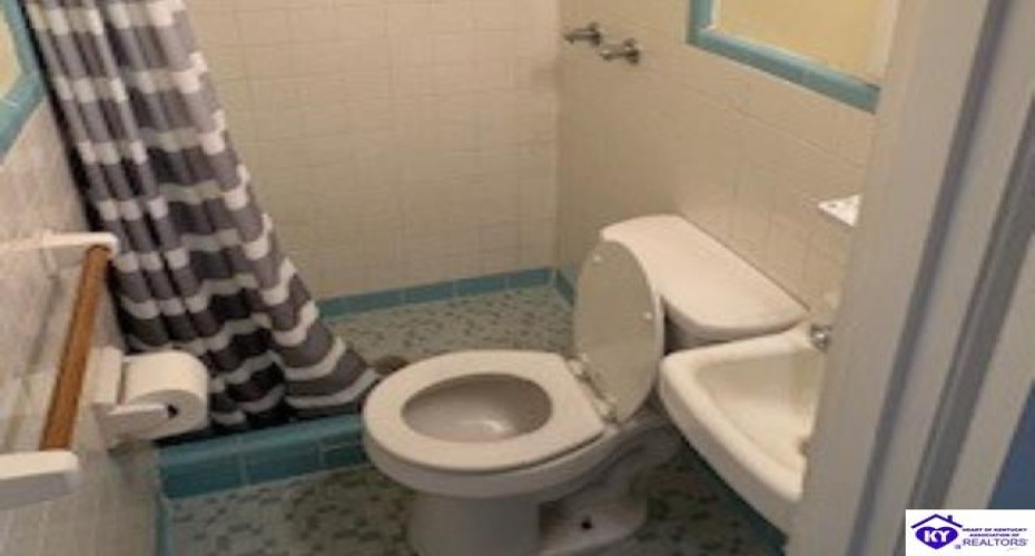 Commanche Drive, Elizabethtown, Kentucky 42701, ,2 BathroomsBathrooms,For Sale,Commanche Drive,HK24004105