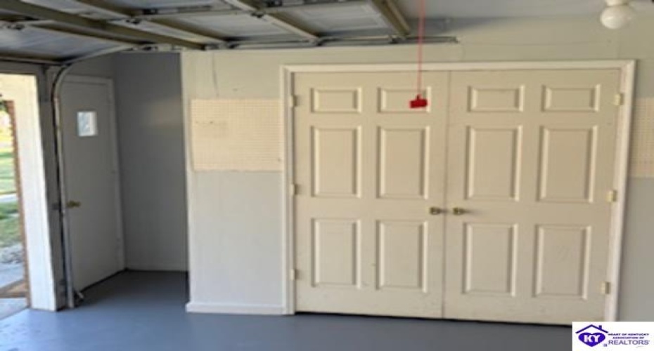 Commanche Drive, Elizabethtown, Kentucky 42701, ,2 BathroomsBathrooms,For Sale,Commanche Drive,HK24004105