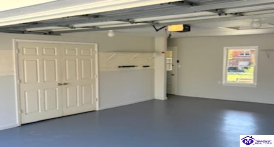 Commanche Drive, Elizabethtown, Kentucky 42701, ,2 BathroomsBathrooms,For Sale,Commanche Drive,HK24004105