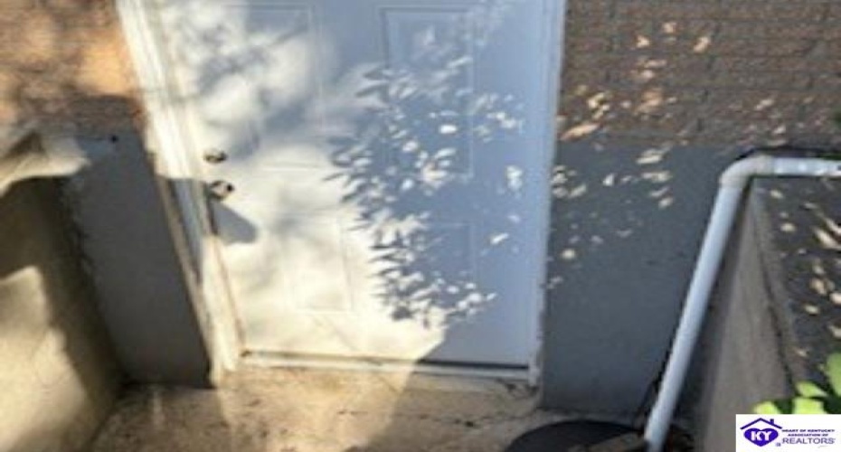 Commanche Drive, Elizabethtown, Kentucky 42701, ,2 BathroomsBathrooms,For Sale,Commanche Drive,HK24004105