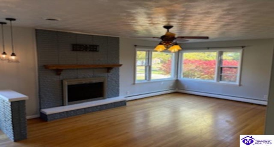 Commanche Drive, Elizabethtown, Kentucky 42701, ,2 BathroomsBathrooms,For Sale,Commanche Drive,HK24004105