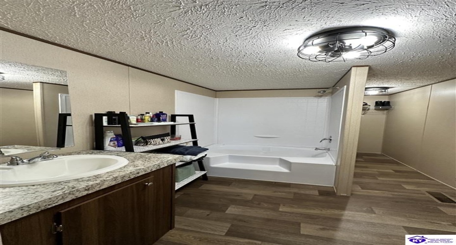 Buck Watson Road, Columbia, Kentucky 42728, ,2 BathroomsBathrooms,For Sale,Buck Watson Road,HK24004108