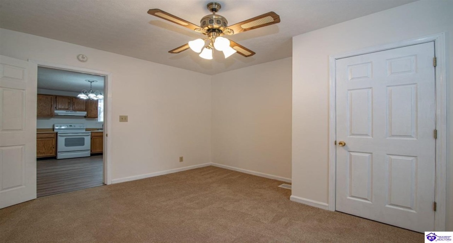 High Street, Vine Grove, Kentucky 40175, ,2 BathroomsBathrooms,For Sale,High Street,HK24004111