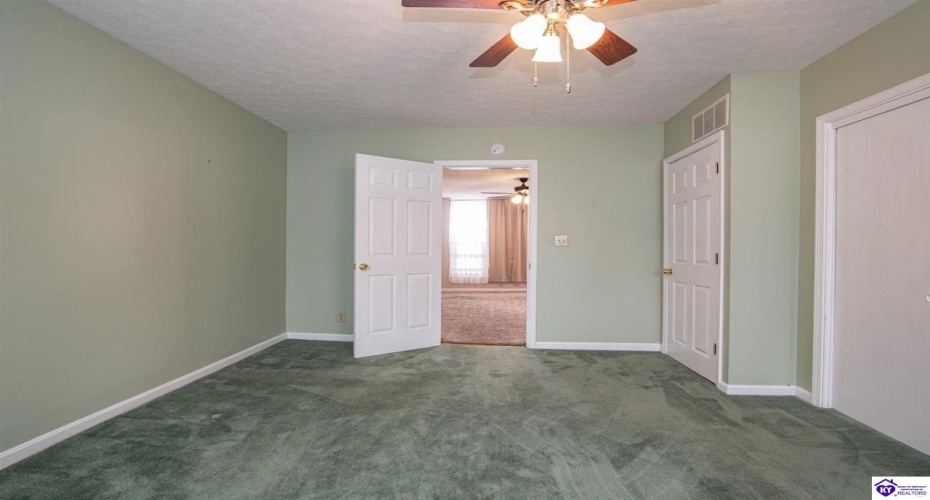 High Street, Vine Grove, Kentucky 40175, ,2 BathroomsBathrooms,For Sale,High Street,HK24004111