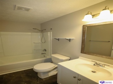 Barbara Circle, Elizabethtown, Kentucky 42701, ,3 BathroomsBathrooms,For Sale,Barbara Circle,HK24004138