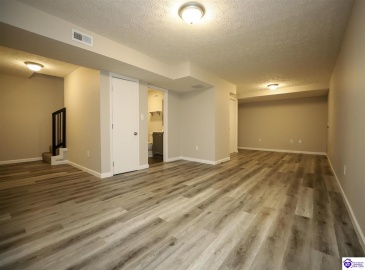 Barbara Circle, Elizabethtown, Kentucky 42701, ,3 BathroomsBathrooms,For Sale,Barbara Circle,HK24004138