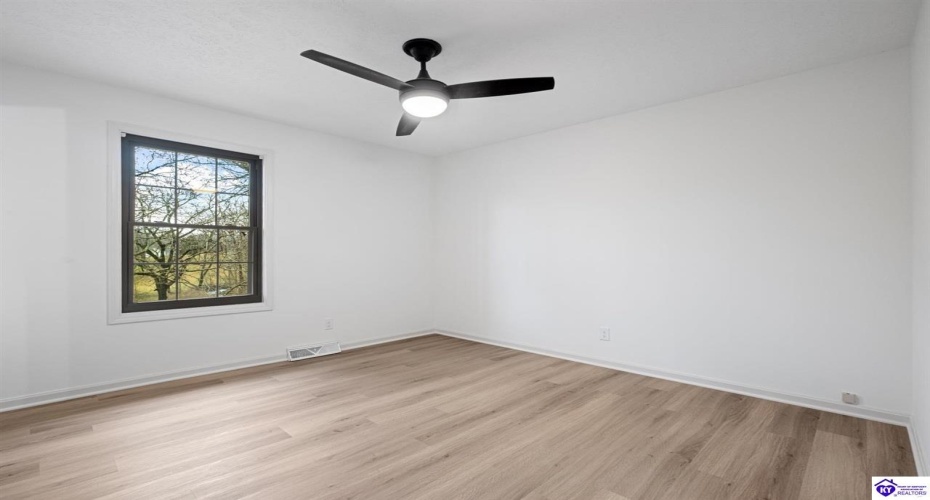 Johnstown Road, Elizabethtown, Kentucky 42701, ,3 BathroomsBathrooms,For Sale,Johnstown Road,HK24004150