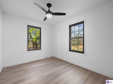 Johnstown Road, Elizabethtown, Kentucky 42701, ,3 BathroomsBathrooms,For Sale,Johnstown Road,HK24004150