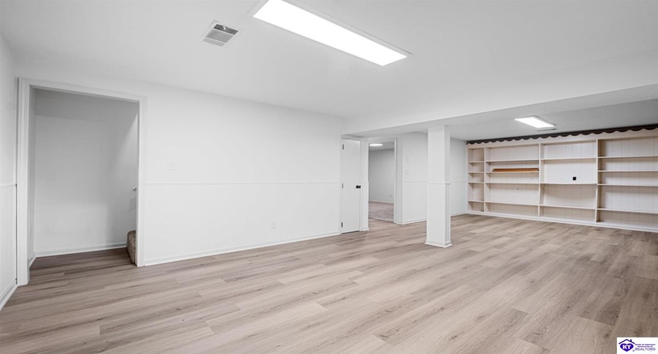 Johnstown Road, Elizabethtown, Kentucky 42701, ,3 BathroomsBathrooms,For Sale,Johnstown Road,HK24004150