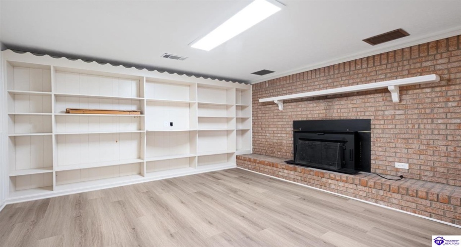 Johnstown Road, Elizabethtown, Kentucky 42701, ,3 BathroomsBathrooms,For Sale,Johnstown Road,HK24004150