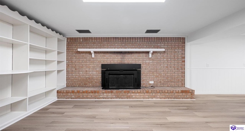 Johnstown Road, Elizabethtown, Kentucky 42701, ,3 BathroomsBathrooms,For Sale,Johnstown Road,HK24004150