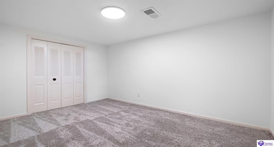 Johnstown Road, Elizabethtown, Kentucky 42701, ,3 BathroomsBathrooms,For Sale,Johnstown Road,HK24004150