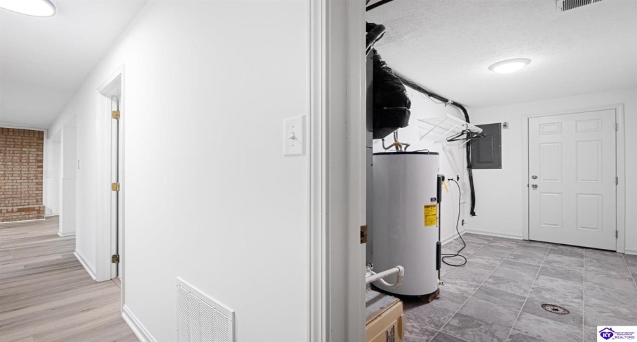 Johnstown Road, Elizabethtown, Kentucky 42701, ,3 BathroomsBathrooms,For Sale,Johnstown Road,HK24004150