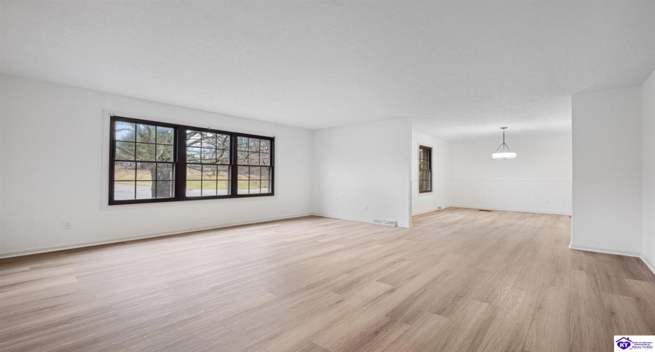 Johnstown Road, Elizabethtown, Kentucky 42701, ,3 BathroomsBathrooms,For Sale,Johnstown Road,HK24004150