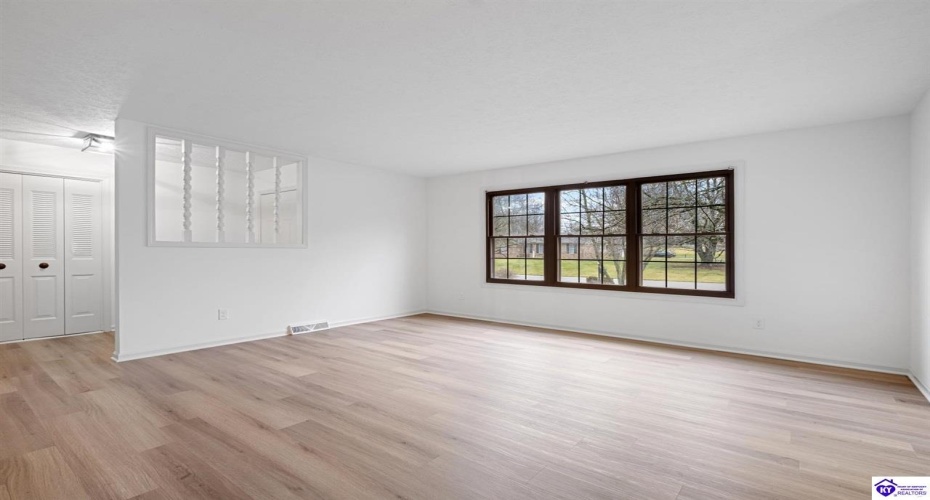 Johnstown Road, Elizabethtown, Kentucky 42701, ,3 BathroomsBathrooms,For Sale,Johnstown Road,HK24004150