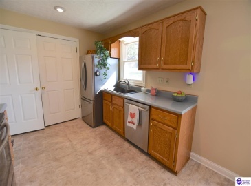 St John Road, Elizabethtown, Kentucky 42701, ,2 BathroomsBathrooms,For Sale,St John Road,HK24004164