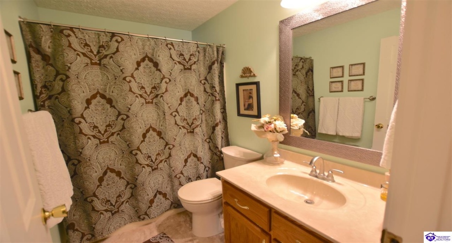 St John Road, Elizabethtown, Kentucky 42701, ,2 BathroomsBathrooms,For Sale,St John Road,HK24004164