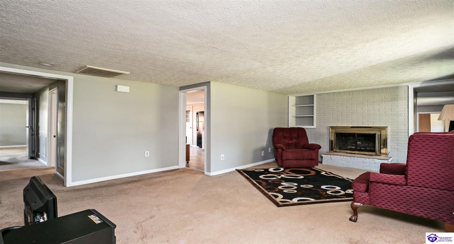 Rineyville Road, Elizabethtown, Kentucky 42701, ,2 BathroomsBathrooms,For Sale,Rineyville Road,HK24004166