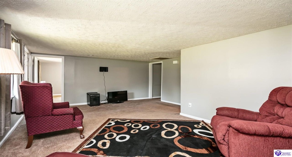 Rineyville Road, Elizabethtown, Kentucky 42701, ,2 BathroomsBathrooms,For Sale,Rineyville Road,HK24004166