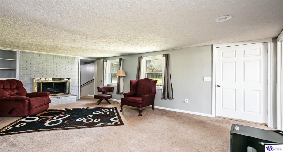 Rineyville Road, Elizabethtown, Kentucky 42701, ,2 BathroomsBathrooms,For Sale,Rineyville Road,HK24004166