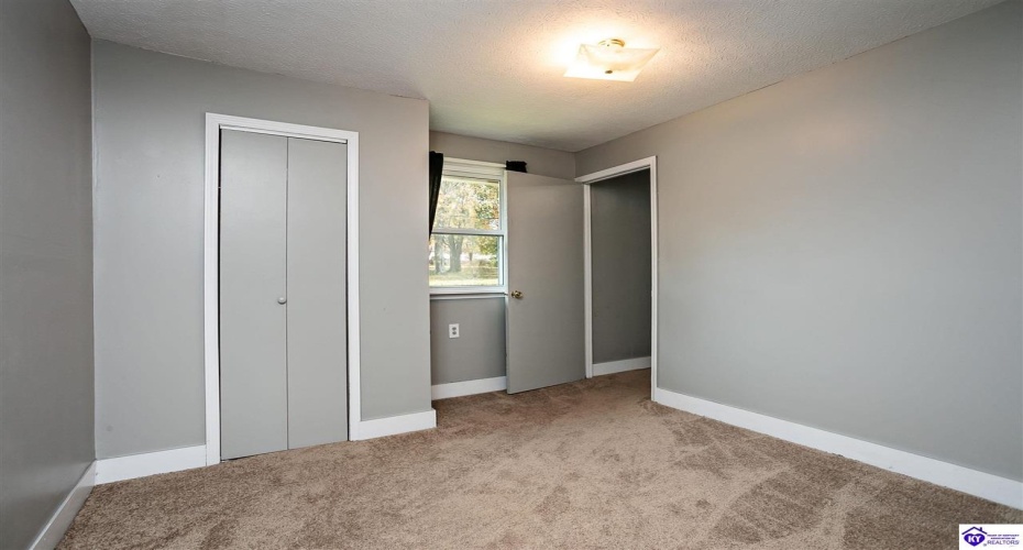 Rineyville Road, Elizabethtown, Kentucky 42701, ,2 BathroomsBathrooms,For Sale,Rineyville Road,HK24004166