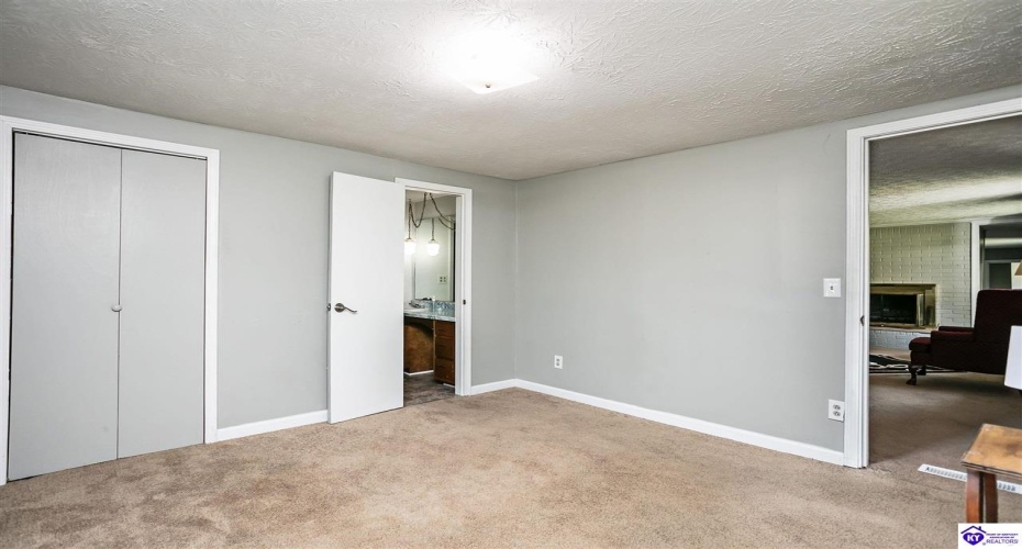 Rineyville Road, Elizabethtown, Kentucky 42701, ,2 BathroomsBathrooms,For Sale,Rineyville Road,HK24004166